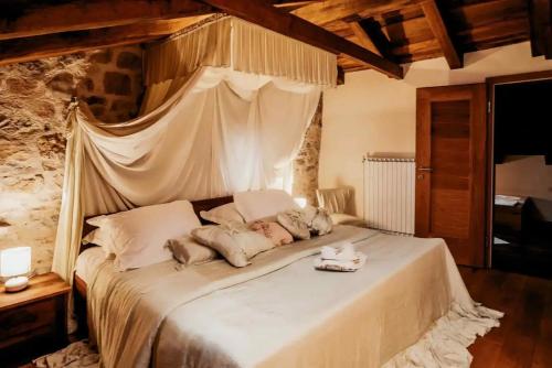 Ένα ή περισσότερα κρεβάτια σε δωμάτιο στο Château Asa–Perfect Location for a Dream Wedding