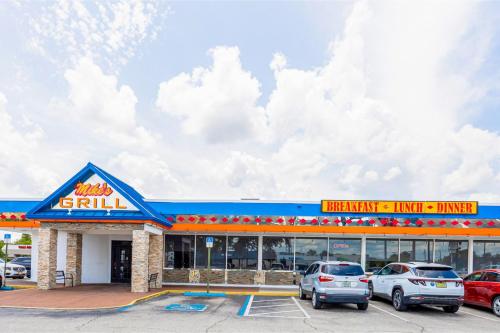 a building with cars parked in a parking lot at Oyo Hotel Bartow in Bartow