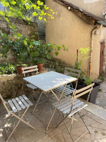 a table and two chairs and a table and chairs at Maison des Gardes in Noyers-sur-Serein in Noyers-sur-Serein