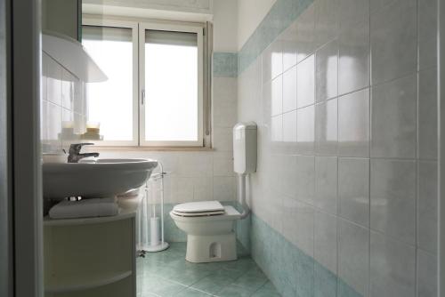 Ένα μπάνιο στο Youhosty - San Raffaele Comfort Flat