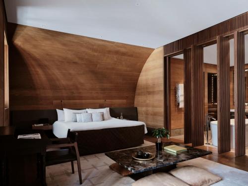 Postel nebo postele na pokoji v ubytování The Chedi Andermatt
