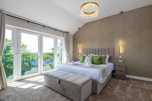 Giường trong phòng chung tại Luxe Escape with Hot Tub, Games Room and 10 min to Sea