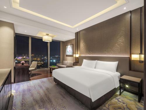 Postel nebo postele na pokoji v ubytování Shangri-La Yiwu - Close to Yiwu International Trade Market