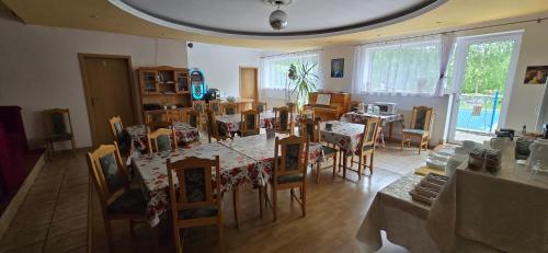 a room with a dining room with a table and chairs at Gospodarstwo Agroturystyczne Agroletnica in Świdnica