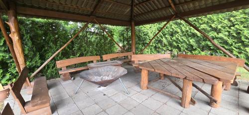 a picnic table and bench in a gazebo at Gospodarstwo Agroturystyczne Agroletnica in Świdnica
