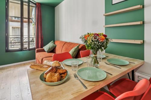 - un salon avec une table avec du pain et un canapé dans l'établissement Double Apartment l 15min from Eiffel Tower by Car, à Boulogne-Billancourt