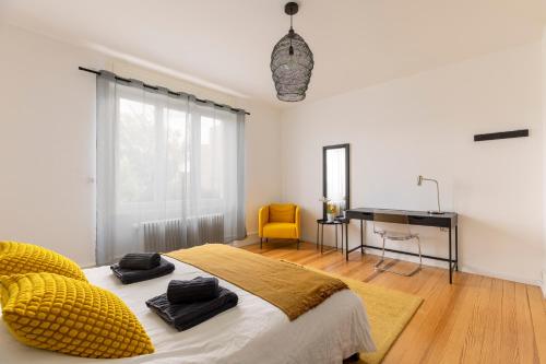 une chambre avec un lit et un bureau dans l'établissement Appartement de Prestige au centre climatisé avec jardin privé, à Colmar