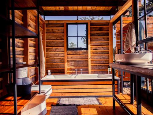 un baño con bañera y lavabo en Sima Kade Bush Retreat, en Hekpoort