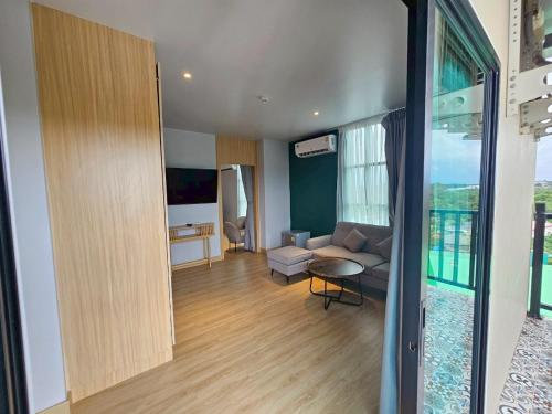 TV a/nebo společenská místnost v ubytování Theessence hotel chanthaburi