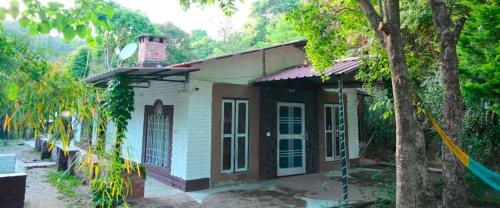 una pequeña casa en medio de un bosque en The Hidden Heaven, en Bhimtal