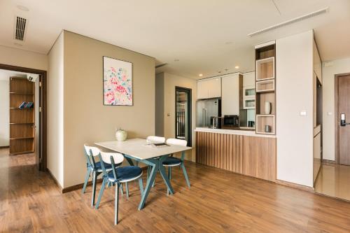 une cuisine et une salle à manger avec une table et des chaises dans l'établissement Hi-Home Suites - Ngoai Giao Doan at West Lake Starlake, à Hanoï