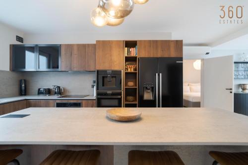 Η κουζίνα ή μικρή κουζίνα στο 2BR Penthouse Paradise with Jacuzzi & BBQ in Sliema by 360 Estates