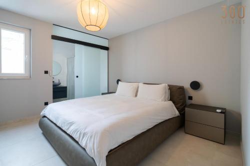 Ένα ή περισσότερα κρεβάτια σε δωμάτιο στο 2BR Penthouse Paradise with Jacuzzi & BBQ in Sliema by 360 Estates