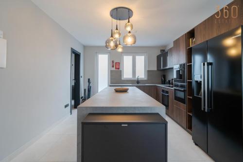 Η κουζίνα ή μικρή κουζίνα στο 2BR Penthouse Paradise with Jacuzzi & BBQ in Sliema by 360 Estates