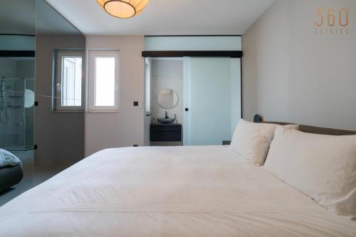 Ένα ή περισσότερα κρεβάτια σε δωμάτιο στο 2BR Penthouse Paradise with Jacuzzi & BBQ in Sliema by 360 Estates