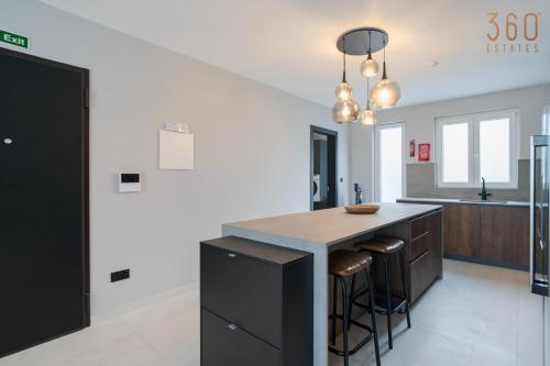 Η κουζίνα ή μικρή κουζίνα στο 2BR Penthouse Paradise with Jacuzzi & BBQ in Sliema by 360 Estates