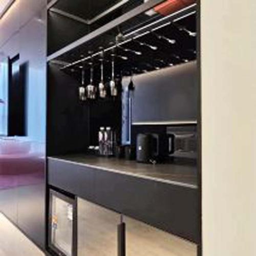 Kuchyň nebo kuchyňský kout v ubytování Yashan Tianlai S Hotel (Taikoo Li Chengdu Branch)