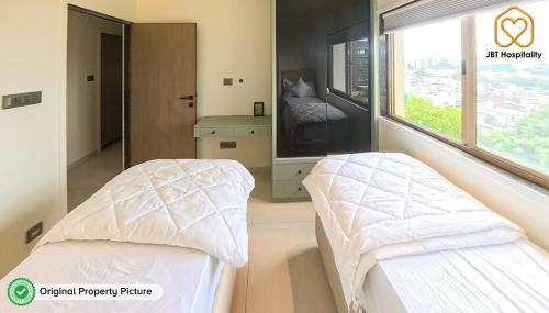 Postel nebo postele na pokoji v ubytování For NRI by NRI Penthouse A3 904