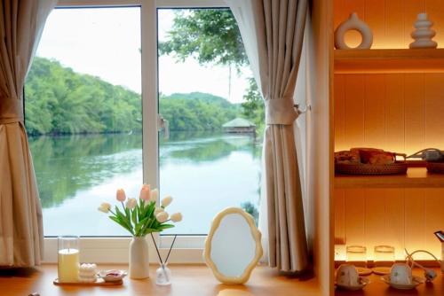 ホテルの近くを流れる川の景色