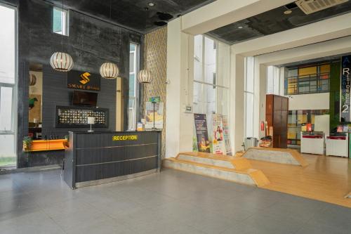 Lobi atau kawasan kaunter penerimaan di DREAM INN Aeropolis By Reccoma