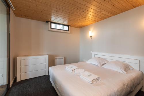 a bedroom with a bed with two towels on it at Smartstay - Vue panoramique sur Lyon et la saone in Fourvière