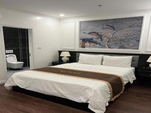 Postel nebo postele na pokoji v ubytování Royal Hotel Hà Nội