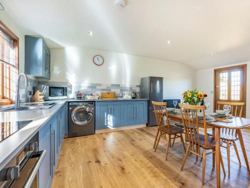 Η κουζίνα ή μικρή κουζίνα στο Snowdrop Lodge -Uk32959