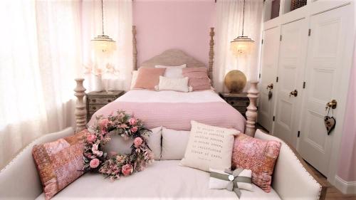 a bedroom with a bed with a wreath on it at 12 Pearls in Cape May Point