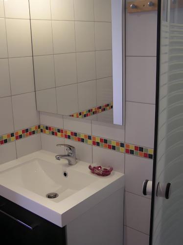 a bathroom with a sink and a mirror at Maison de caractère à Roscoff in Roscoff
