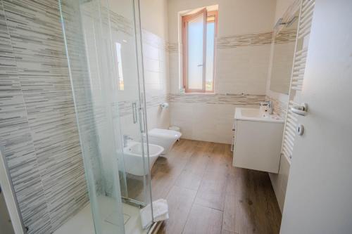 a bathroom with a glass shower and a toilet at Halanus Agriexperience in Alanno