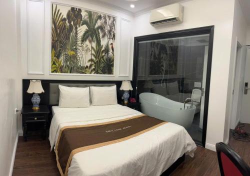 Postel nebo postele na pokoji v ubytování Royal Hotel Hà Nội