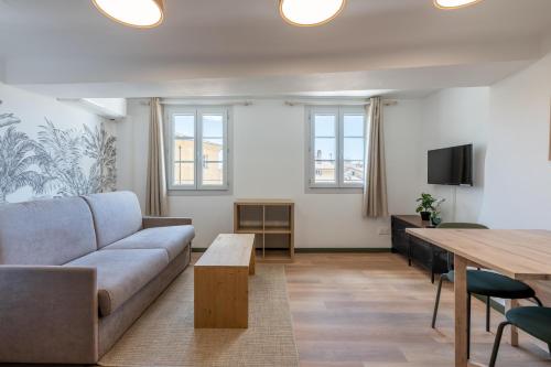 un salon avec un canapé et une table dans l'établissement Studio climatisé plein centre 4eme étage, à Aix-en-Provence