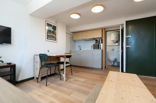 une cuisine et une salle à manger avec une table et des chaises dans l'établissement Studio climatisé plein centre 4eme étage, à Aix-en-Provence