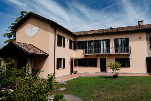 an exterior view of a house at Cadgal - Tenuta La Cova in Calamandrana
