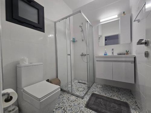 Koupelna v ubytování Pool View One-Bedroom Apartment at Caesar Resort Complex