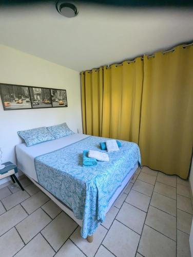 une chambre avec un lit avec deux serviettes dessus dans l'établissement Peaceful 4 stars eco-friendly villa with private pool and parking, à Roquebrune-sur Argens