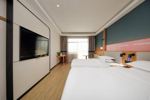 Katil atau katil-katil dalam bilik di Urbain Hotel Guanyun County Government Branch