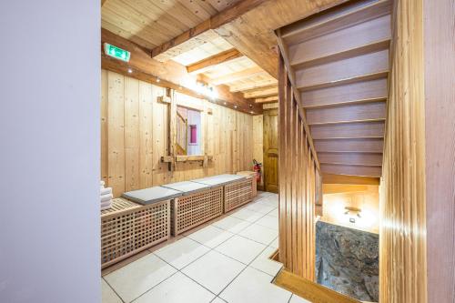 una sauna con pareti e panche in legno in una stanza di Chalet Vithos - Luxe, ski aux pieds a Les Bruyères