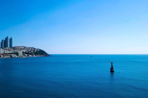 a body of water with a statue in the middle at The Westin Josun Busan in Busan