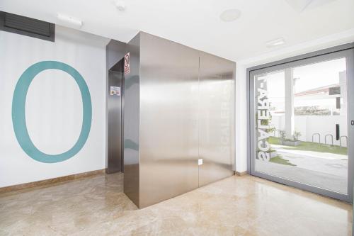 een lobby met een deur met een cirkel op de muur bij Isea 2 in Calpe