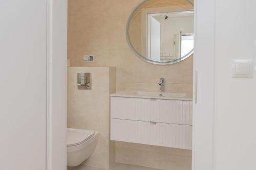 a bathroom with a sink and a mirror at Słoneczna Zatoka in Władysławowo