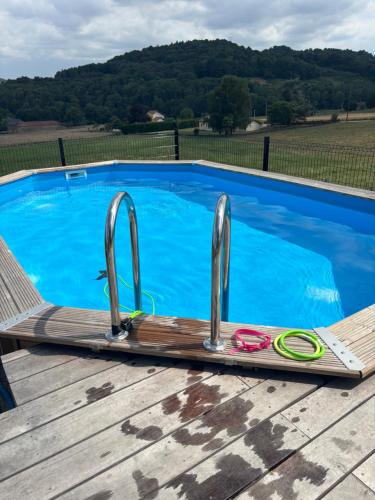 une piscine avec deux poignées en métal sur une terrasse en bois dans l'établissement Maison LaPlace, à Burg