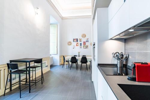 ローマにあるAltana del Borgo - Luxury Flatのキッチン(黒いカウンターチェア、テーブル付)