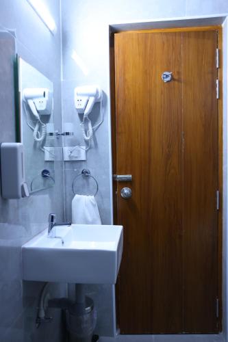 Ein Badezimmer in der Unterkunft Nanda Mohan Residency