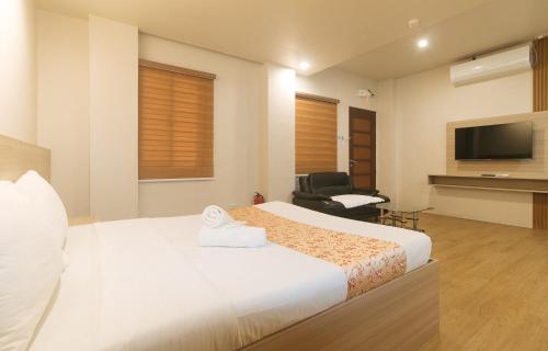 Televisyen dan/atau pusat hiburan di Elyseah Condotel by RedDoorz