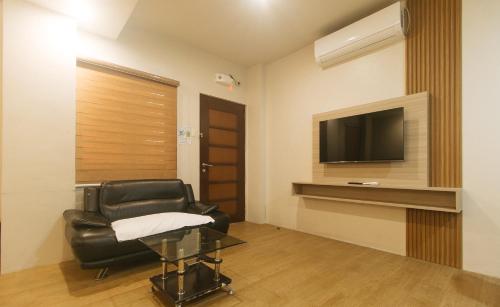 Televisyen dan/atau pusat hiburan di Elyseah Condotel by RedDoorz