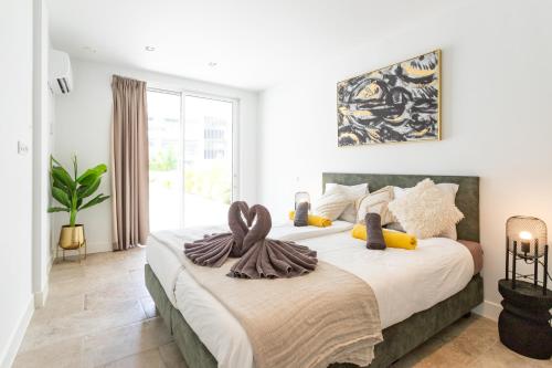 En eller flere senge i et værelse på Luxe Penthouse met zeezicht en directe toegang tot zwembad en strand op Mambo Beach