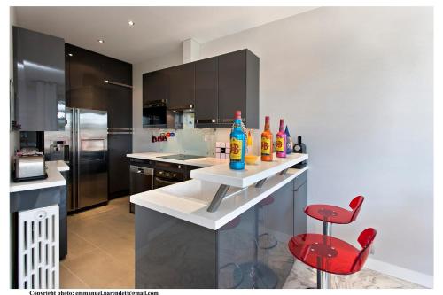 REF 843 - Cannes Croisette - Sea view apartment for rent