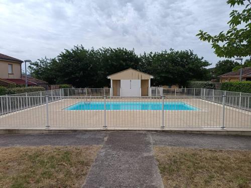une clôture autour d'une piscine dans une cour dans l'établissement Le Parc, T3 climatisé, Parking, Piscine, à Carcassonne