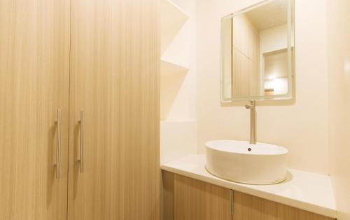 Bilik mandi di Elyseah Condotel by RedDoorz